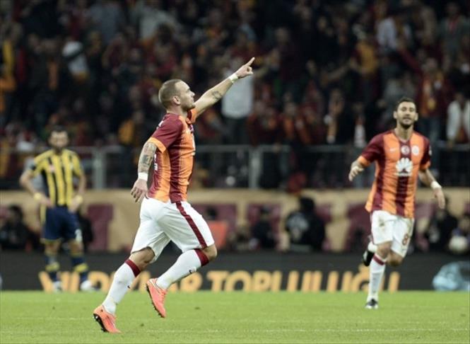 Galatasaray's Sneijder shoots down Fenerbahce 2-1