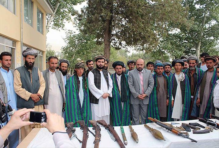 Afganistan'da 60 Taliban üyesi silah bıraktı