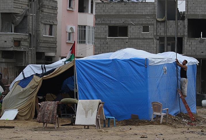 Gazze yağmuru naylon çadırlarda karşılıyor