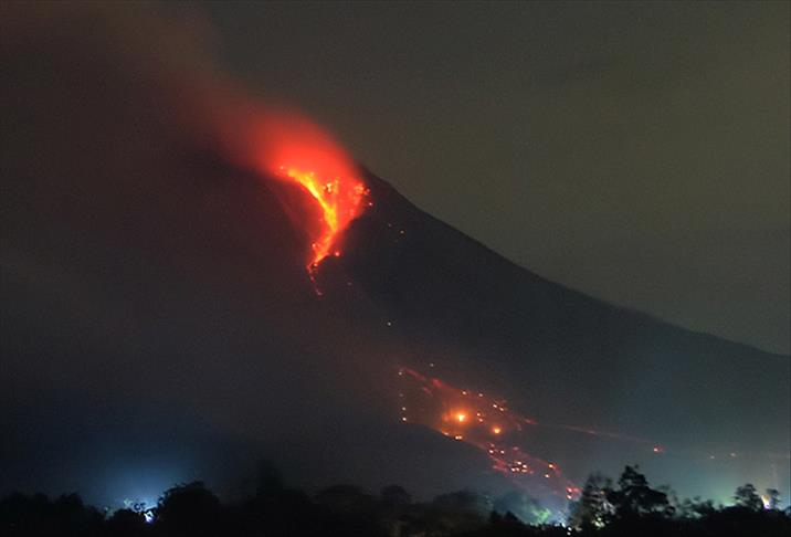 Sinabung Yanardağı'ndan lav akmaya başladı