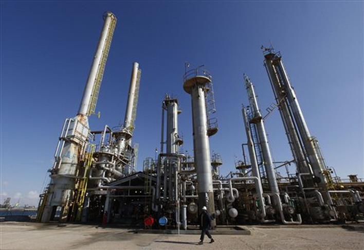 Libyan oil flows despite power struggle