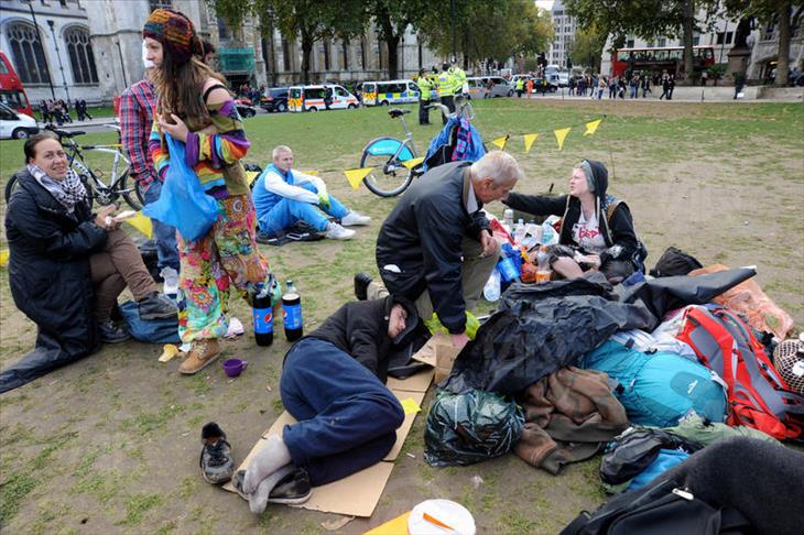 Londres: La police évacue la place occupée par des activistes "Occupy London" devant le Parlement