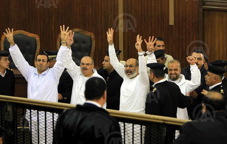 Morsi, Brotherhood lawyers not to withdraw from trials