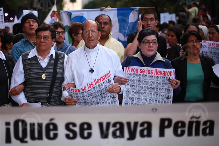 Mexique: Manifestation de masse pour le retour des étudiants disparus