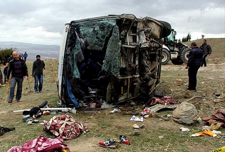 Afyonkarahisar'da midibüs devrildi: 8 ölü