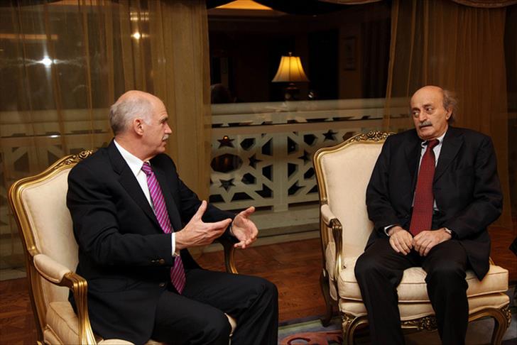 Jumblatt urges Syria's Druze to cut ties with Assad