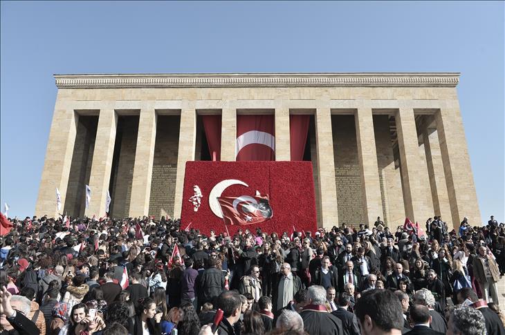 Turkey: Thousands pay tribute to Ataturk at Ankara tomb