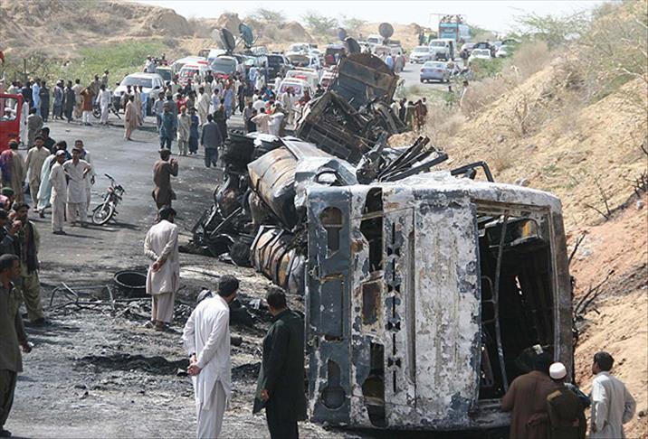 Pakistan'da yolcu otobüsü kamyonla çarpıştı: 56 ölü