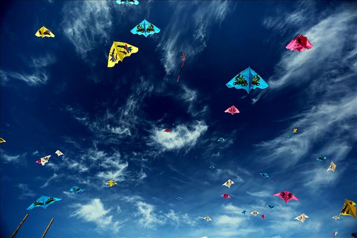 Kids in Philippines south to go for kite-flying record