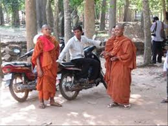 Cambodian monks rally to protest arrest of colleagues