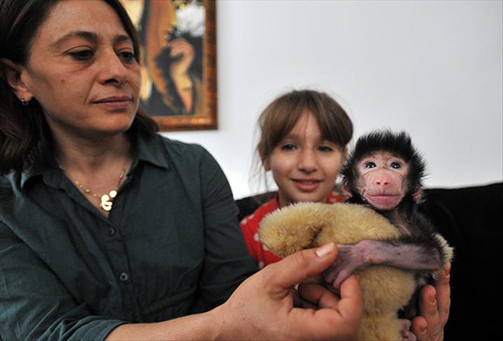 Annesinin terk ettiği babuna klinik çalışanları bakıyor