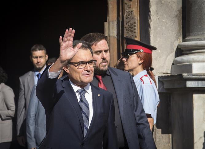 Spain sues Catalan officials over independence poll