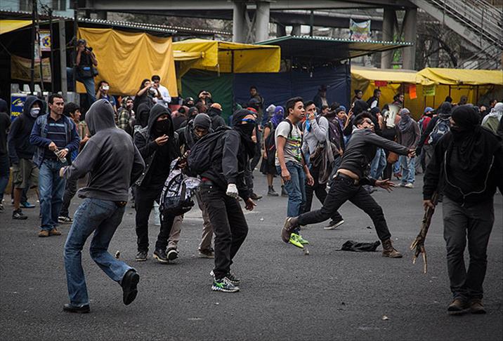 Meksika'da göstericiler polisle çatıştı
