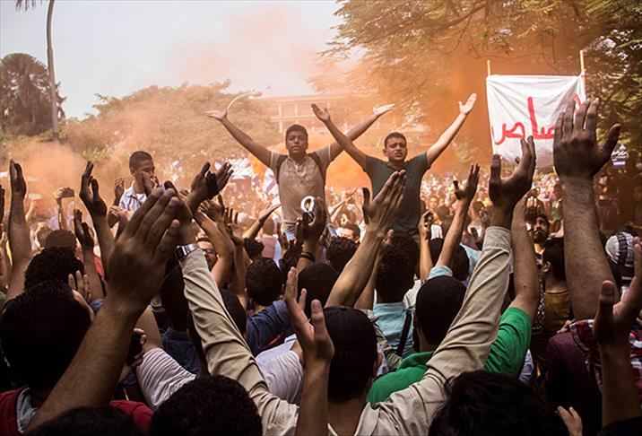 Mısır'da darbecileri protesto ediyorlar