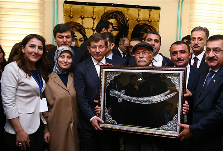 Başbakan Davutoğlu cemevini ziyaret etti