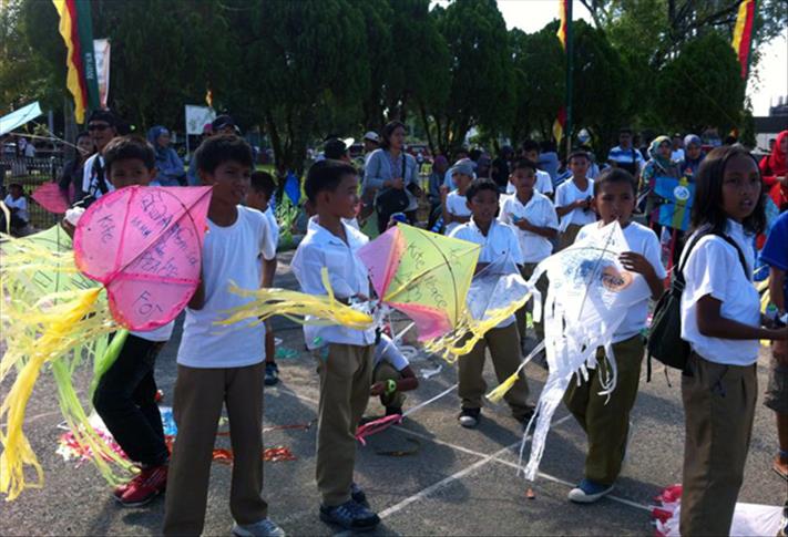 Thousands of Filipino children fly kites for peace