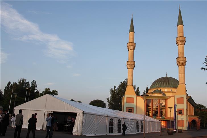 Netherlands Deputy PM: Closure of mosques unacceptable