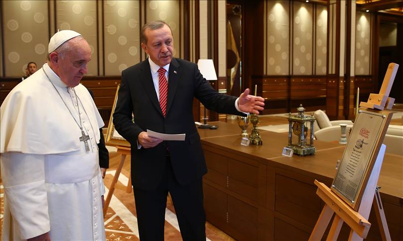Erdogan papi Franji pokazao Ahdnamu koju je Sultan Fatih 1463. uručio bosanskim franjevcima