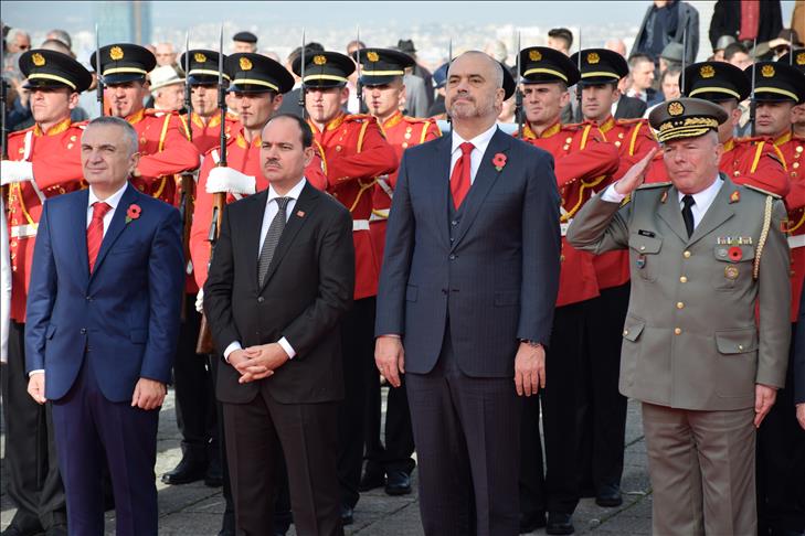 Shqipëria feston 70 vjetorin e çlirimit, ceremoni në “Varrezat e Dëshmorëve”