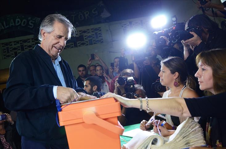 Uruguayans brave stormy weather to vote in runoff