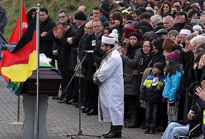 Germany: Thousands turn out for Turkish girl's funeral