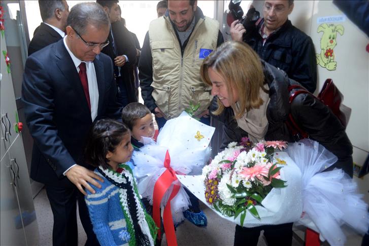 Top EU officials visit Syrian refugee camps in Turkey