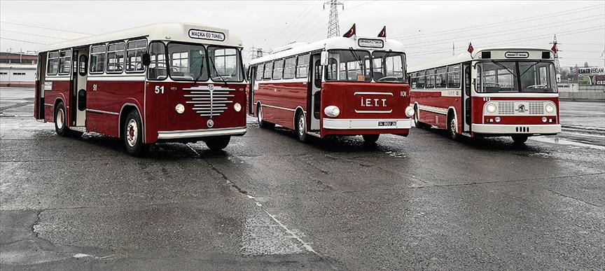 Nostaljik araçlar yeni yılda yollarda