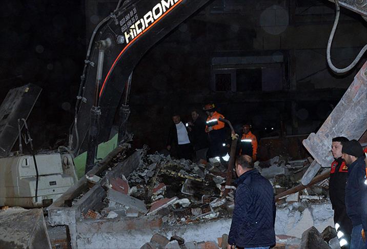Amasya'da yıkımına başlanan bina çöktü