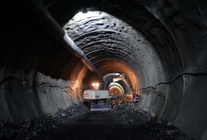 "En uzun" demiryolu tünelinin 250 metresi açıldı