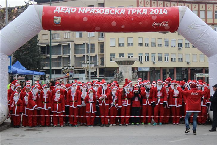 Skoplje: 300 osoba učestvovalo u utrci Djeda Mrazeva