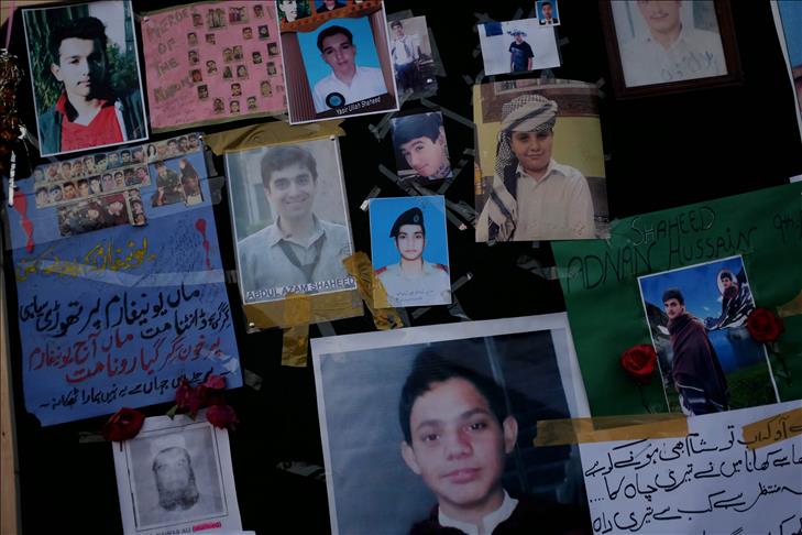 Boxer Amir Khan consoles victims of Peshawar massacre