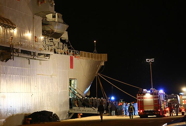 Yanan feribottaki son yolcular da karaya ayak bastı