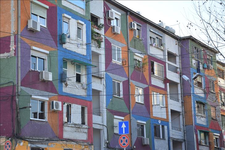 Ngjyrat e pallateve në Tiranë, një “bashkëjetesë” me ndërtesat e regjimit komunist