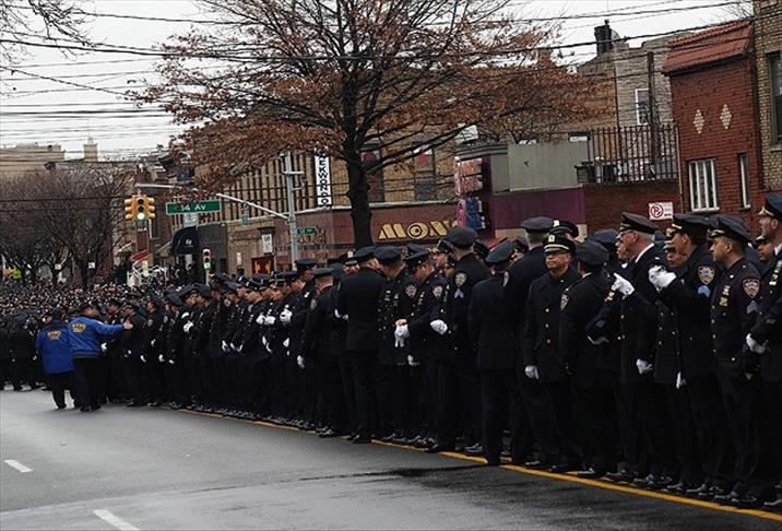 New York police turn backs on mayor in officer's funeral