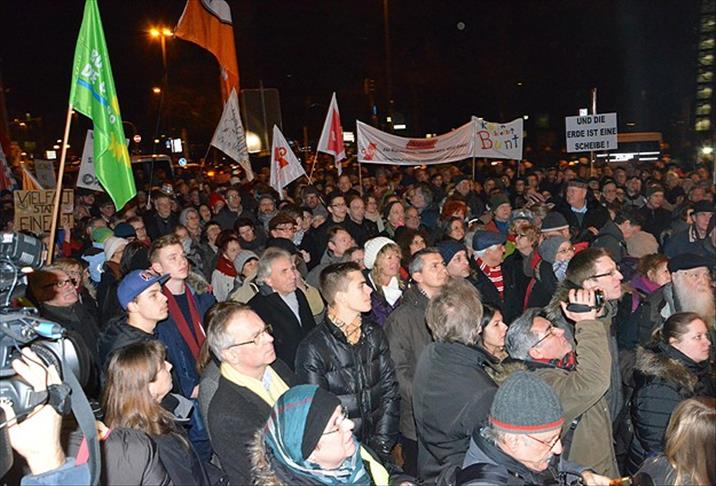 Germany: Turks, Muslims rally against anti-Islam groups