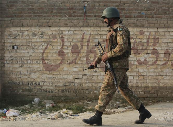Pakistan hangs two militants
