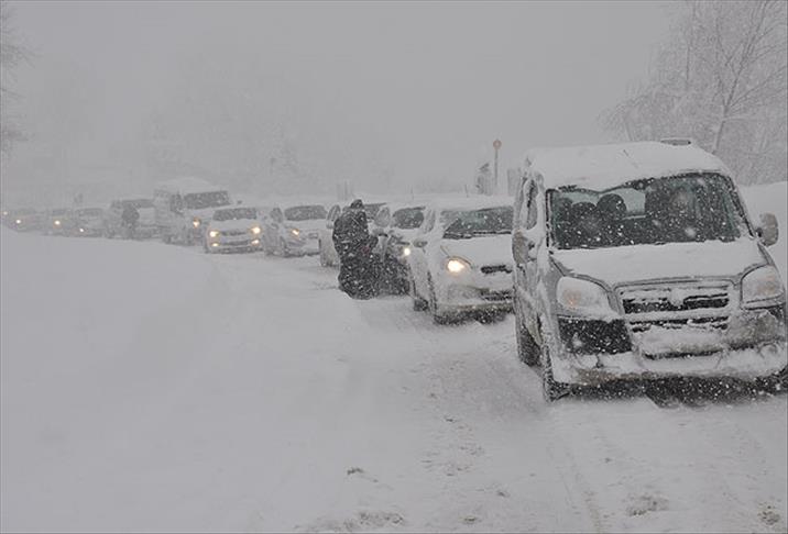 Kar yağışı ulaşımı aksatıyor