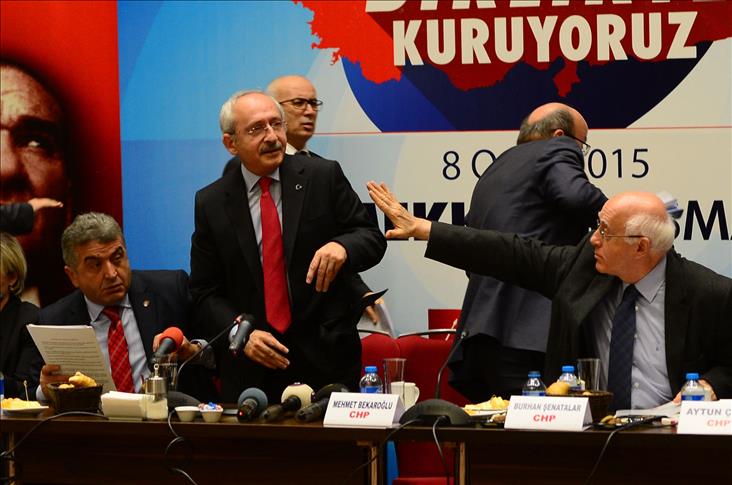 Angry man throws shoe at Turkey's main opposition leader