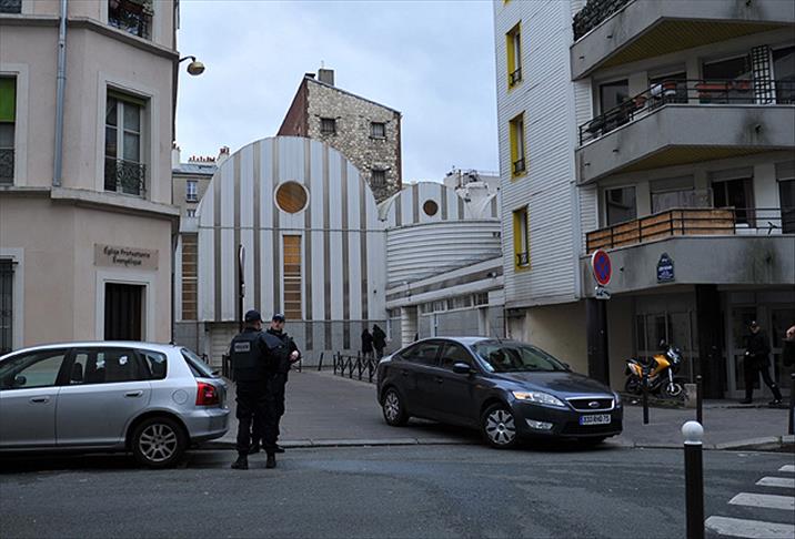 Polis Paris'teki sinagogu boşalttı