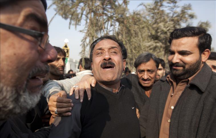 59 killed when oil tanker and bus collide in Pakistan