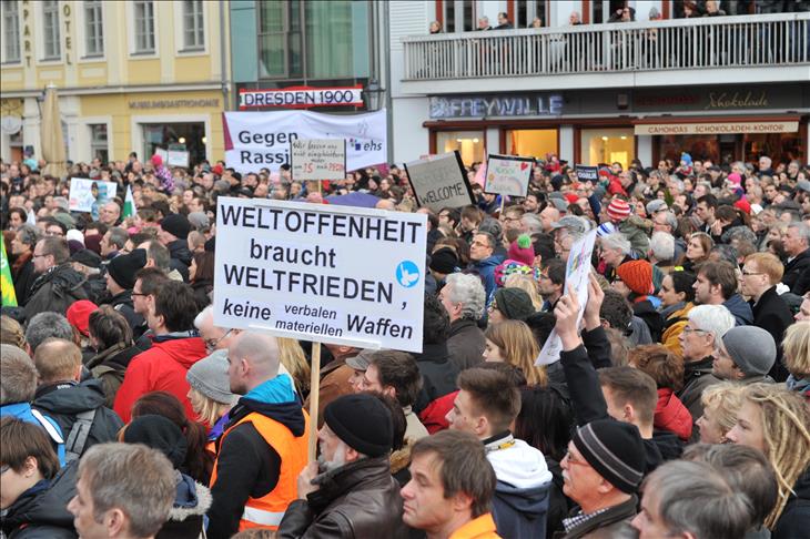 Thousands attend rally against anti-Islam group