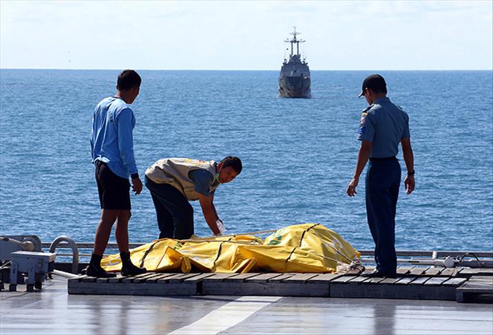 Uçak enkazında gövde kısmına ulaşıldı