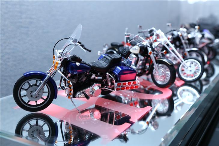 Strastveni kolekcionar devet godina pravi minijaturne automobile i motocikle