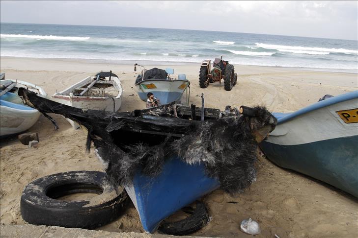 Israeli navy sinks Palestinian boat, detains 5 fishermen