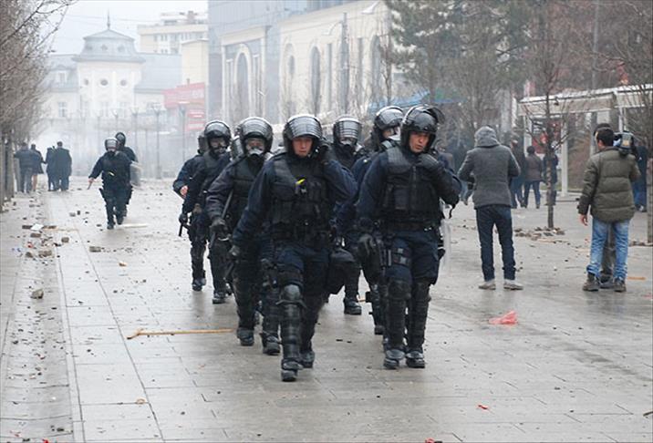 Kosova'daki olaylarda 56 polis yaralandı