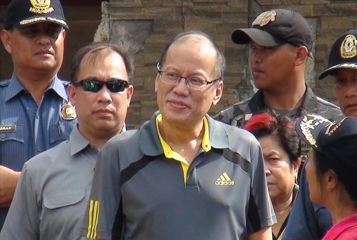 Aquino defends embattled Philippine peace process