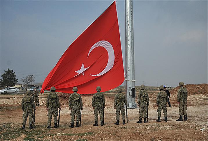 Suriye sınırına dev Türk bayrağı asıldı
