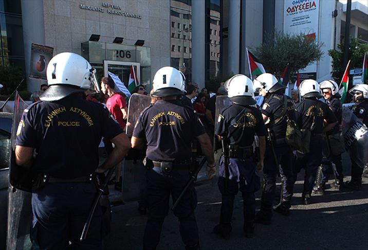 Atina'da polis ilk kez protesto gösterilerinde silah taşımadı