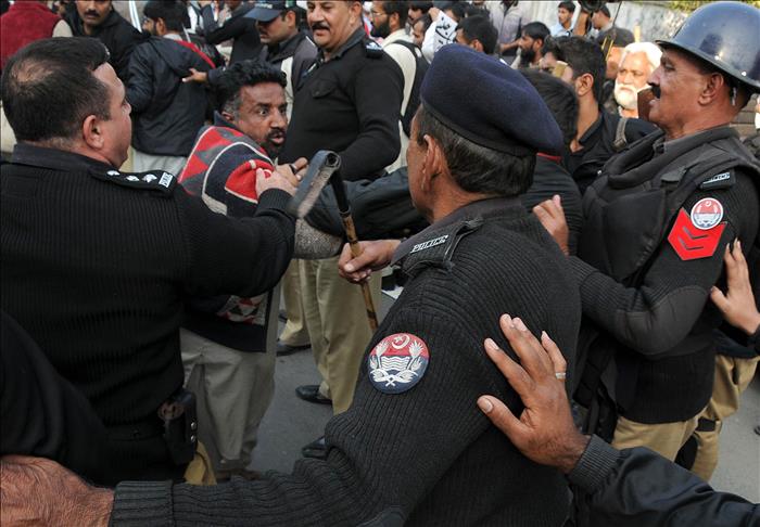 Rocket attack kills 2 policemen in Pakistan