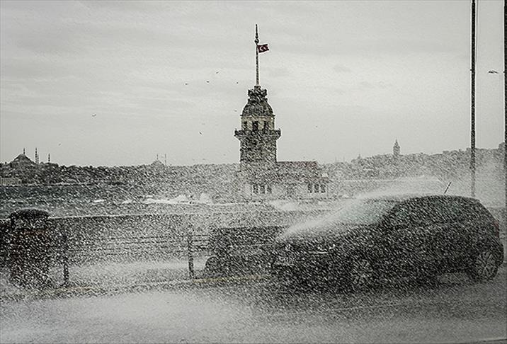 Deniz ve hava ulaşımına fırtına engeli